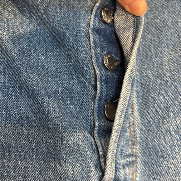 Levi’s Women’s 501 Shorts Denim Cutoff Button Fly Size 33 - Picture 4 of 9